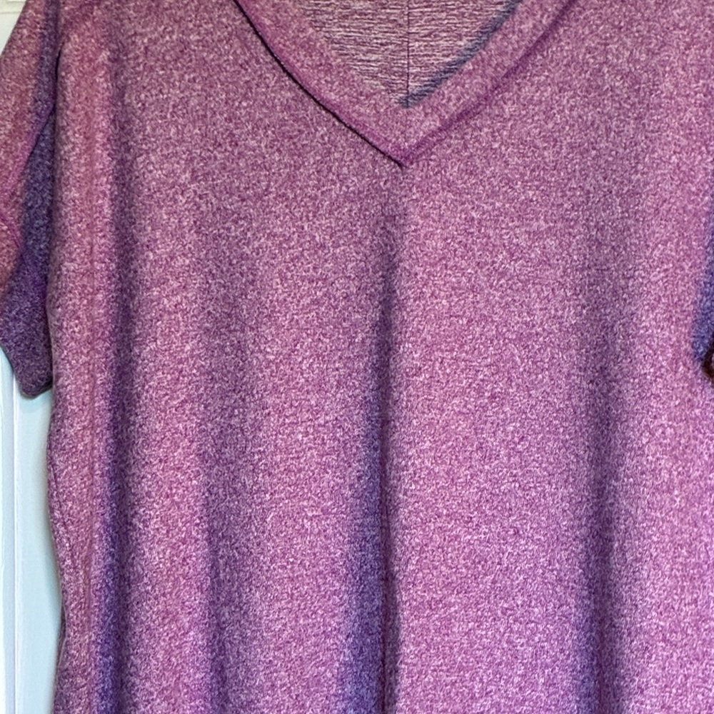 Universal Thread Heathered Purple V-Neck Tee - Picture 2 of 8